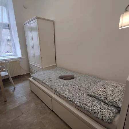 Room With Privat Shower In 3 Rooms Apartment-2